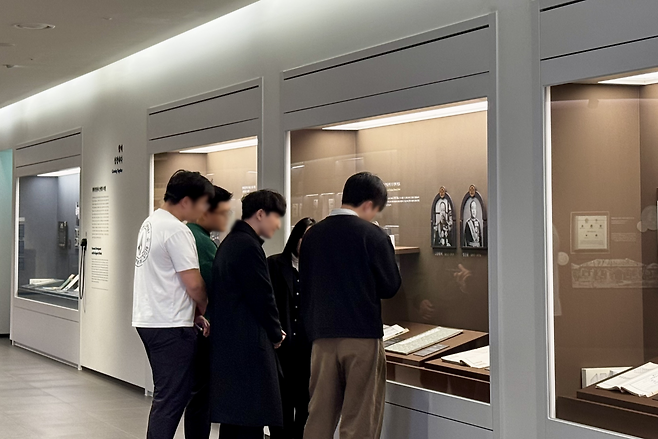 23일 서울 중구 회현동 ‘우리1899 박물관’에서 관람객들이 고종황제와 영친왕의 사진을 보고 있다.(김가영 수습기자 gozero@)