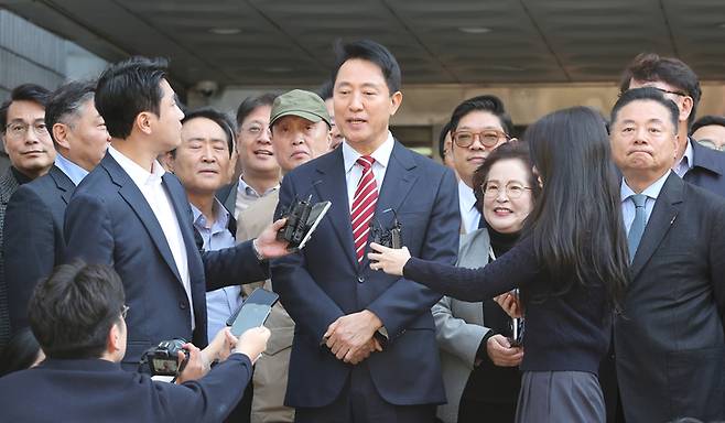 ▲오세훈 서울시장이 지난 23일 서울 서초구 서울고법에서 열린 '명태균 여론조사 대납 의혹 사건' 항소심 선고 공판 뒤 무죄 판결과 관련해 입장을 밝히고 있다. 사진=연합