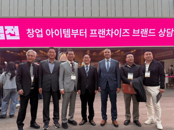 모하메드 헬파네 모로코 프랜차이즈 연맹회장이 국내 프랜차이즈 관계자들과 모로코 진출을 위한 방향을 함께 논의했다. [제공=KFA]
