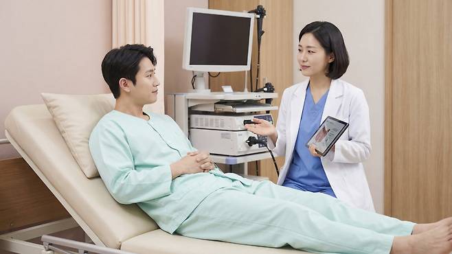 부모나 형제자매 같은 1차 직계 가족에게 대장암이 있었거나 고위험 선종이 있었다면 일반인보다 더 일찍 검사를 시작하는 것을 권고한다 | 출처: 클립아트코리아