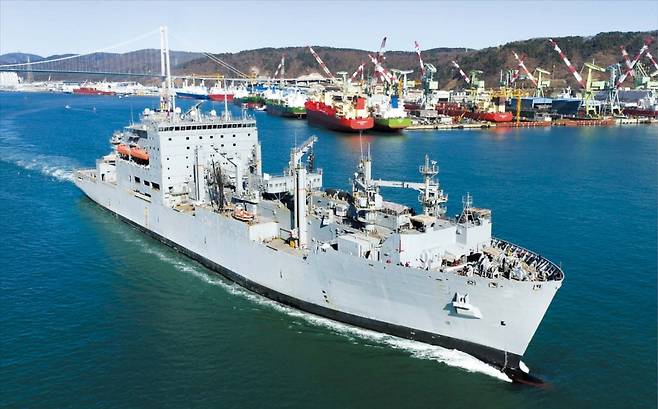 올 1월 울산 HD현대중공업 부두에서 정기 정비를 마친 미 해군 군수지원함 ‘USNS 앨런 셰퍼드’함이 출항하고 있는 모습. HD현대중공업이 미 해군 함정 유지·보수·정비(MRO) 사업을 처음 수주해 지난해 말 작업을 완료한 함정이다. 미국 시장 공략에 속도를 내고 있는 HD현대는 23일 미국 키윗과 합작법인을 설립하고 현지에 신규 조선소를 건립한다고 밝혔다. /HD현대중공업