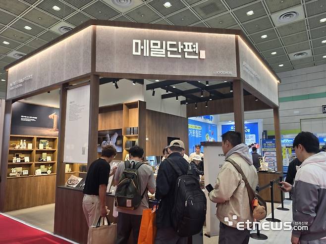 23일 서울 삼성동 코엑스에서 열린 '2026 IFS 프랜차이즈 창업·산업 박람회'에서 관람객들이 교촌에프앤비의 메밀 요리 브랜드 '메밀단편' 부스를 둘러보고 있다.