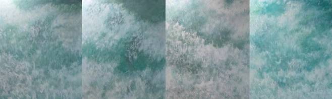 김애란의 〈Dancing Waves 2〉(2026). 가로 5.2m에 걸쳐 네 개 화면이 이어지며 물감이 겹치고 흩어지는 파도의 흐름을 보여준다. (작가 제공)