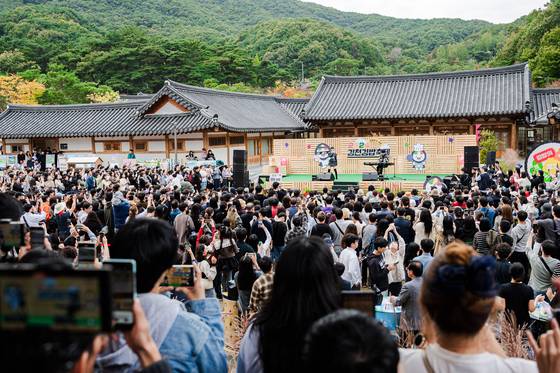 지난해 10월 26일 오후 경북 김천시 사명대사 공원과 직지사문화공원 일대에서 열린 제2회 '2025 김천김밥축제'가 방문객들로 문전성시를 이루고 있다. 사진 김천시
