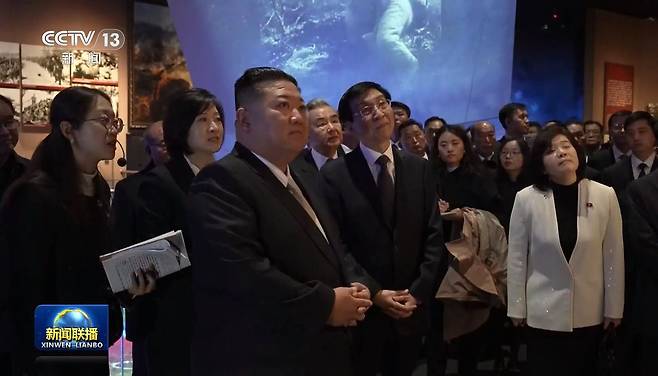 24일 중국 단둥을 방문한 김정은 북한 국무위원장이 왕후닝 중국 전국정협주석과 함께 항미원조기념관을 관람하고 있다. CC-TV 캡처