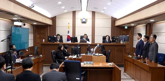오세훈 서울시장(오른쪽 셋째)이 23일 서울고등법원에서 열린 정치자금법 위반 혐의 항소심 선고공판 선고 주문을 듣고 있다. [사진 서울고등법원]
