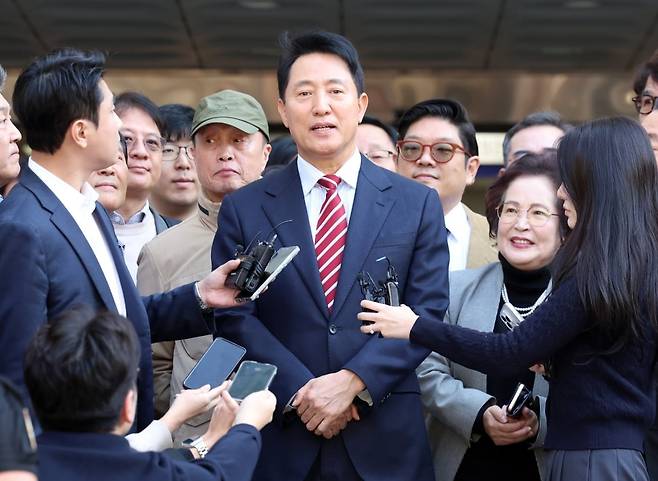 오세훈 서울시장이 23일 서울 서초구 서울고법에서 열린 '명태균 여론조사 대납 의혹 사건' 항소심 선고 공판 뒤 무죄 판결과 관련해 입장을 밝히고 있다 /사진=문경덕 기자