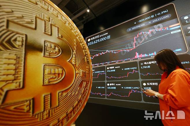 [서울=뉴시스] 고승민 기자 = 가상자산 시장의 제도권 편입을 이끌 핵심 법안으로 기대를 모았던 '클래리티법'(Clarity Act)이 미 상원 문턱을 넘지 못하면서 비트코인이 1억300만원대로 급락했다. 사진은 16일 서울 서초구 빗썸라운지에서 관계자가 비트코인 시세를 확인하는 모습.그간 업계가 제도적 불확실성 해소를 염원해왔던 만큼 법안 통과가 무산되면서 간밤 비트코인 관련주들도 일제히 급락하는 등 시장에 충격이 번지는 모양새다. 2026.09.16. kkssmm99@newsis.com