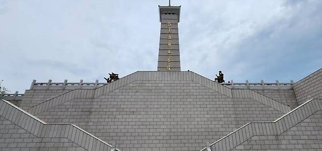 [서울=뉴시스] 중국 랴오닝성 단둥의 항미원조기념관의 기념비. 전쟁에서 지원했던 역사를 잊지 말라는 듯 북한쪽을 바라보고 있다. 2026.10.24. *재판매 및 DB 금지