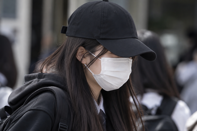 모자와 마스크를 착용한 채 학교에 가는 여고생을 생성형 인공지능(AI) 챗GPT가 그린 이미지.