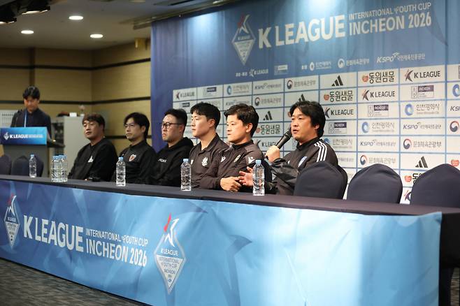 23일 인천 제물포구 하버파크호텔에서 진행된 K리그 인터내셔널 유스컵 인천 2026 기자회견에서 이승현 울산 HD U18팀 감독이 취재진 질문에 답하고 있다. /사진=한국프로축구연맹 제공
