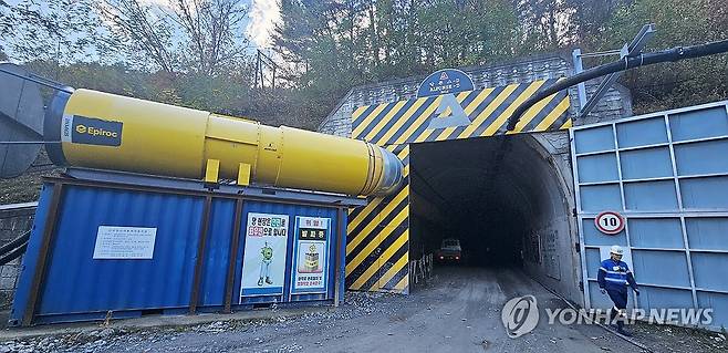 영월 상동광산 '알폰스-D 2016' 갱도 입구 (영월=연합뉴스) 이재현 기자 = 미·중의 전략광물 확보 경쟁 속에 글로벌 핵심광물 공급망의 거점으로 주목받는 강원 영월 상동광산의 '알폰스-D 2016' 갱도 입구. 2026.10.24 jlee@yna.co.kr