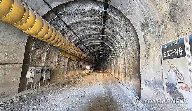 영월 상동광산 '알폰스-D 2016' 갱도 (영월=연합뉴스) 이재현 기자 = 미·중의 전략광물 확보 경쟁 속에 글로벌 핵심광물 공급망의 거점으로 주목받는 강원 영월 상동광산의 '알폰스-D 2016' 갱도 내부. 2026.10.24 jlee@yna.co.kr