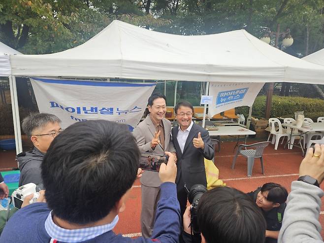 더불어민주당 한병도 원내대표와 국민의힘 장동혁 대표 (서울=연합뉴스) 박수윤 기자 = 더불어민주당 한병도 원내대표와 국민의힘 장동혁 대표가 24일 국회 운동장에서 열린 '2026 사진기자 가족 체육대회'에 참석해 기념촬영을 하고 있다. 2026.10.24 clap@yna.co.kr