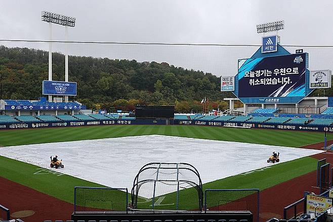 25일 대구 수성구 삼성라이온즈파크에서 열릴 예정이였던 2026 신한 SOL KBO 포스트시즌 플레이오프 1차전 KIA 타이거즈와 삼성 라이온즈 경기가 우천으로 인해 취소돼 전광판에 우천취소 안내문이 걸려있다. 뉴시스