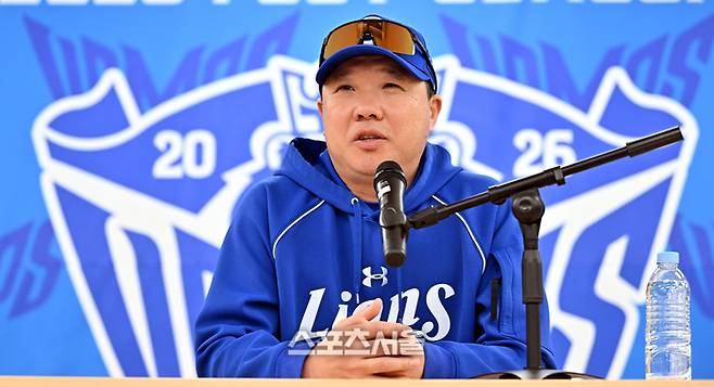 삼성 박진만 감독이 25일 대구 삼성라이온즈파크에서 열리는 KIA와의 2026 KBO 포스트시즌 플레이오프 1차전에 앞서 기자들의 질문에 답하고 있다. 대구 | 최승섭기자 thunder@sportsseoul.com