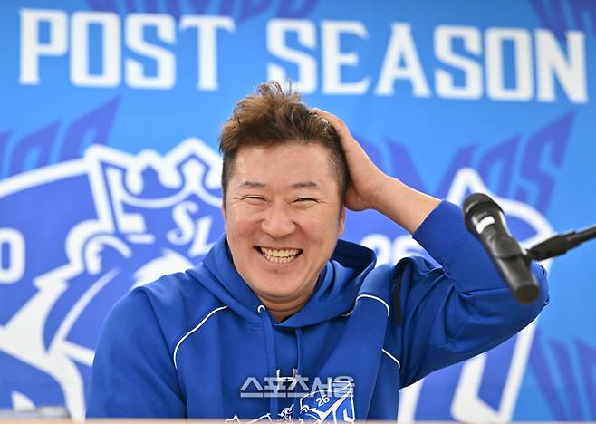 삼성 최형우가 25일 대구 삼성라이온즈파크에서 예정된 KIA와의 2026 KBO 포스트시즌 플레이오프 1차전 취소 후 기자들의 질문에 답하고 있다. 대구 | 최승섭기자 thunder@sportsseoul.com