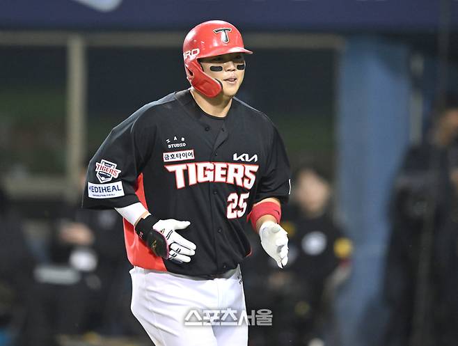KIA 한준수가 20일 서울 잠실구장에서 열린 LG와의 2026 KBO 포스트시즌 준플레이오프 3차전 7회초 우중월 홈런을 날린 후 덕아웃으로 들어오고 있다. 잠실 | 최승섭기자 thunder@sportsseoul.com