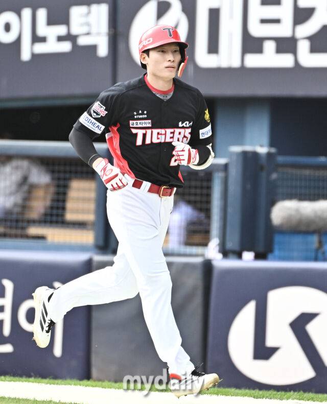 3일 오후 서울 잠실야구장에서 진행된 '2026 프로야구 KBO리그' LG트윈스와 KIA타이거즈의 경기. KIA 김호령이 4회초 무사 2,3루서 1타점 희생타를 친 뒤 덕아웃으로 향하고 있다./마이데일리