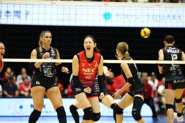 일본 SV리그 NEC에서 뛰고 있는 이다현이 지난 17~18일 열린 히메지와 2026-27시즌 1라운드 교류전 도중 상대 공격을 블로킹으로 잡아낸 뒤 환호하고 있다./NEC 레드로케츠 구단 공식 홈페이지 캡처
