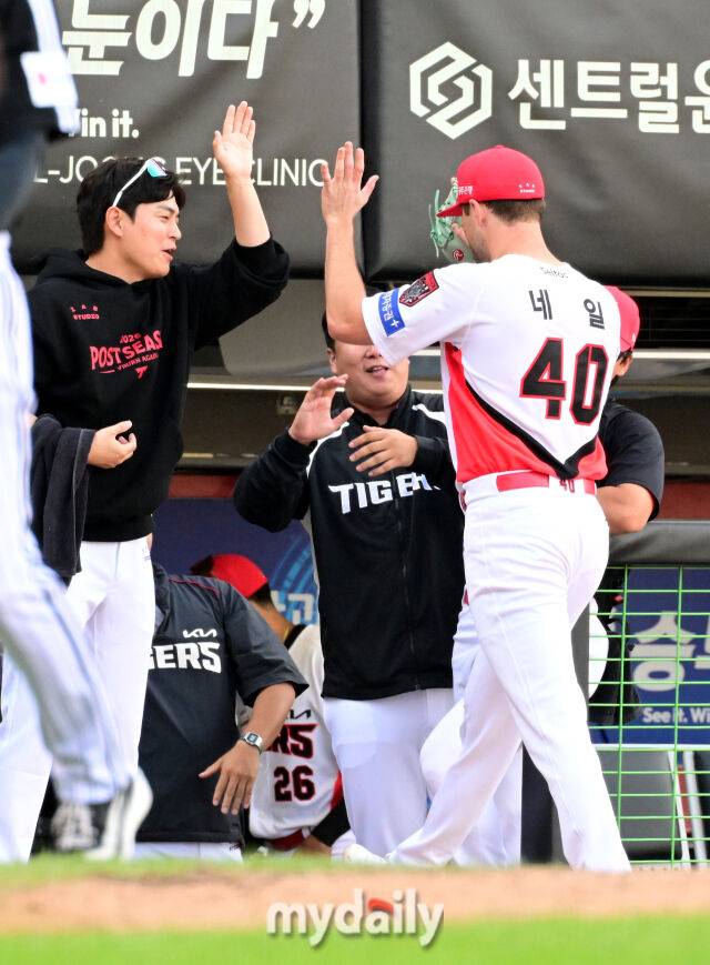 17일 오후 광주 기아챔피언스필드에서 진행된 '2026 신한 SOL KBO리그 포스트시즌' 준플레이오프 1차전 KIA 타이거즈와 LG트윈스의 경기. KIA 선발 네일이 7이닝 1실점으로 호투한 뒤 더그아웃으로 향하고 있다./마이데일리