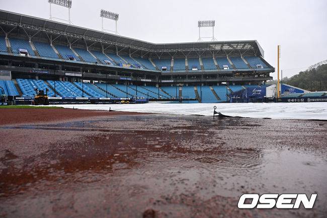 [OSEN=대구, 이석우 기자] 25일 대구삼성라이온즈파크에서 2026 신한 SOL KBO 플레이오프 1차전 KIA 타이거즈와 삼성 라이온즈의 경기가 열린다. 홈팀 삼성은 크리스 페덱이, 방문팀 KIA는 제임스 네일이 선발 출전한다.라팍에는 어제부터 내린 비가 그치지 않고 계속 내리자 방수포를 덮어놓고 있다. 2026.10.25 / foto0307@osen.co.kr