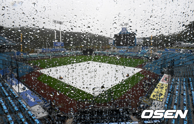 [OSEN=대구, 이대선 기자] 25일 대구 삼성라이온즈파크에서 ‘2026 신한 SOL KBO 플레이오프’ 1차전 삼성 라이온즈와 KIA 타이거즈의 경기가 열린다.삼성은 크리스 페덱, KIA는 제임스 네일을 선발로 내세웠다.삼성라이온즈파크에 비가 내리는 가운데 그라운드에 방수포가 덮여있다. 2026.10.25 /sunday@osen.co.kr