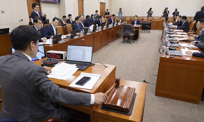 여야 재정경제기획위원회 위원들이 지난달 17일 국회에서 열린 재경위 전체회의에서 이형일 부총리 겸 재정경제부 장관 후보자의 인사청문보고서를 채택하고 있다. 연합뉴스