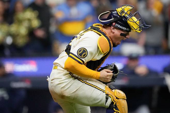 밀워키 윌리엄 콘트레라스가 25일(한국시간) 아메리칸 패밀리필드서 열린 탬파베이와 2026 MLB WS 2차전서 5-4 승리를 확정한 뒤 포효하는 모습. 밀워키｜AP뉴시스