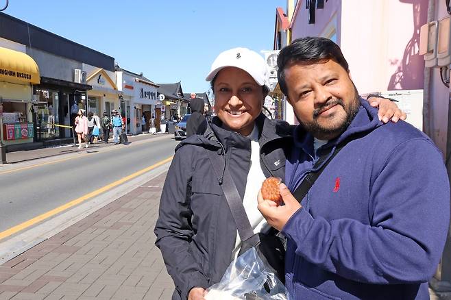 경주 황리단길에서 만난 캐나다인 제이 미스트리(왼쪽)와 피터 미스트리 [촬영 손대성]