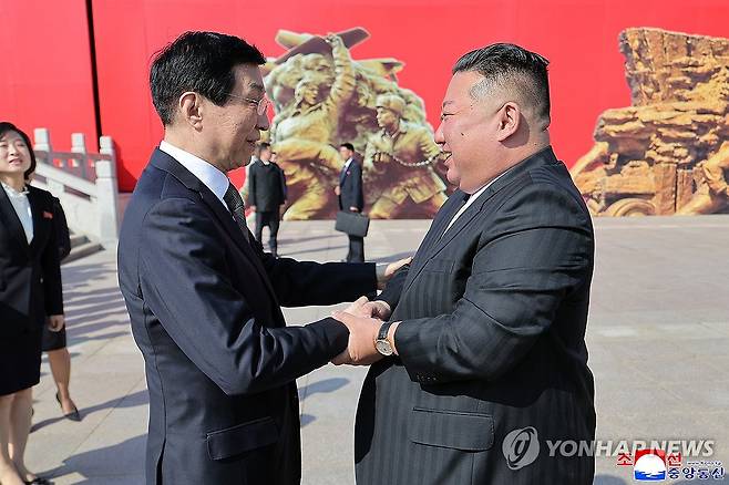 김정은, 중국방문 (평양 조선중앙통신=연합뉴스) 김정은 북한 국무위원장이 지난 24일 중국의 6·25전쟁 참전 기념일을 앞두고 랴오닝성 단둥을 방문해 북중 간 혈맹관계를 재확인하고 친선 계승 의지를 밝혔다고 조선중앙통신이 25일 보도했다. 2026.10.25 
    [국내에서만 사용가능. 재배포 금지. For Use Only in the Republic of Korea. No Redistribution] nkphoto@yna.co.kr