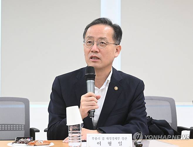 이형일 부총리, 주택정책 관계자 간담회 주재 이형일 부총리 겸 재정경제부 장관이 지난 23일 청년·고령층 주거안정 지원 강화 일환으로 서울 영등포구 나라키움 영등포복합청사를 방문, 주택정책 관계자 간담회를 주재하고 있다. [재정경제부 제공. 연합뉴스 자료사진. 재판매 및 DB 금지]