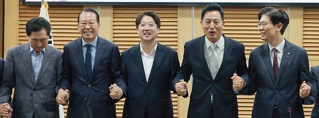 오세훈 서울시장이 7일 국회 의원회관에서 열린 수도권주거혁신포럼 세미나에 참석해 포럼 공동대표인 국민의힘 조정훈 의원·개혁신당 이준석 의원 등 참석자와 기념 촬영하고 있다. (사진=연합뉴스)