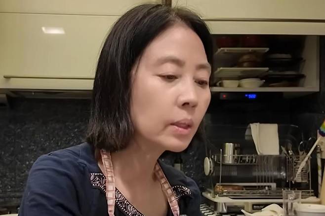 Rather than being overwhelmed by emotion, she showed determination to finish making seaweed soup for her husband. Although her husband has entered the recovery phase following surgery, he is in a situation where he must pay special attention to his health management for the time being. Min Hae-kyung conveyed that she is looking after her husbands recovery, stating that he needs to be careful and avoid overexertion for about another month.Born in 1962, Min Hae-kyung took her first steps into the music industry in 1980 with the release of Whose Song Is It? She has continued her career as a singer since then and received the Youth Song Singer Award in 1994. In 2011, she also continued her musical activities as a member of the group The Colors. This video conveyed her sincere side as she reflected on the meaning of family in ordinary daily life, along with her concern for her husbands health.