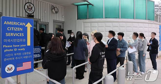 26일 서울 종로구 미국대사관 앞에서 시민들이 미국비자를 발급받기 위해 줄지어 서 있다. 지난해 한국인의 미국 방문 비자(B1·B2) 조정 거절률이 24.73%를 기록하며 직전 년도 대비 급증한 것으로 나타났다. 2026.10.26 ⓒ 뉴스1 이종덕 기자