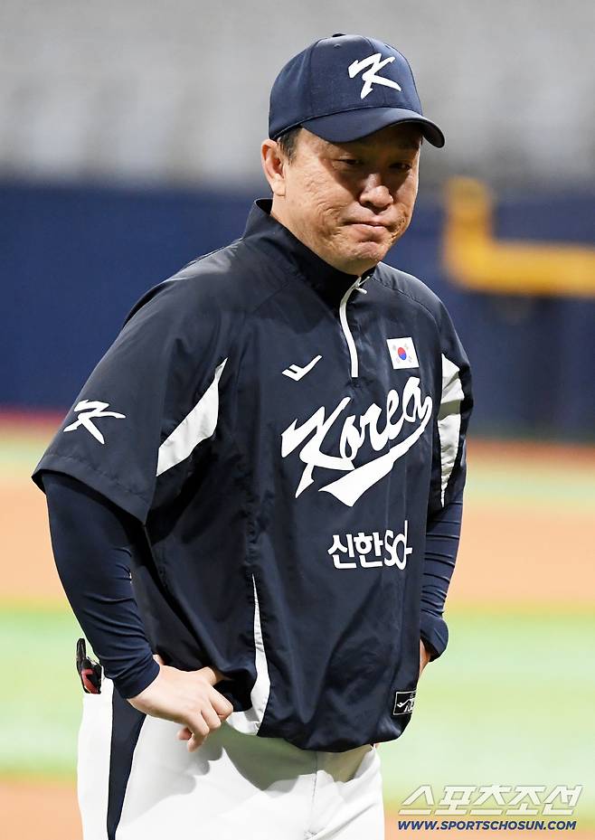 대한민국 야구대표팀이 5일 고척스카이돔에서 훈련을 가졌다. 이동욱 코치가 몸을 풀고 있다. 고척=박재만 기자 pjm@sportschosun.com/2025.11.05/