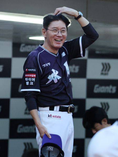이강철 KT 감독은 올해 정규리그 우승을 차지한 뒤 구단과 총액 34억원에 도장을 찍었다. 연합뉴스