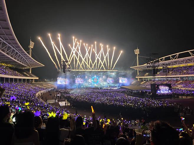 24일 오후 베트남 하노이 미딘 국립경기장에서 열린 빅뱅 데뷔 20주년 월드투어 콘서트 ‘XX : 코스모스(COSMOS)’ 현장. 객석을 메운 4만5000여 관객이 야광 응원봉을 흔드는 가운데 불꽃이 터지고 있다. 이번 공연은 지난 8월 티켓 오픈과 함께 순식간에 매진됐다. /VPBank