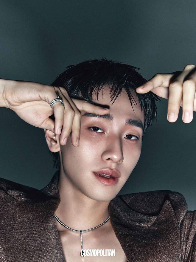 재킷 Dior. 목걸이, 반지 모두 Repossi.