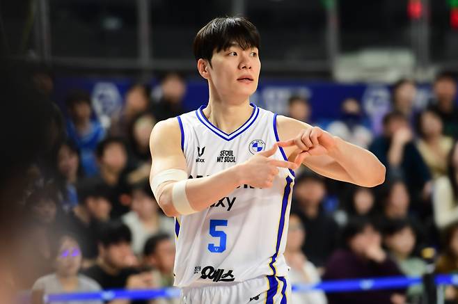 삼성 한호빈이 25일 대구체육관에서 열린 한국가스공사와의 정규리그 원정경기 중 작전을 지시하고 있다. 사진=KBL