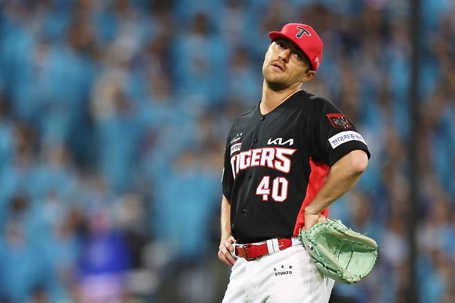 <YONHAP PHOTO-6732> KIA 네일, 헤드샷 퇴장(대구=연합뉴스) 윤동진 기자 = 26일 대구 삼성라이온즈파크에서 열린 2026 KBO 포스트시즌 플레이오프 삼성 라이온즈 대 KIA 타이거즈 1차전. 5회 말 1사 때 KIA 선발투수 네일이 삼성 박승규에게 헤드샷을 던진 후 난처한 표정을 짓고 있다. <저작권자 ⓒ 1980~2026 ㈜연합뉴스. 무단 전재 재배포 금지, AI 학습 및 활용 금지>