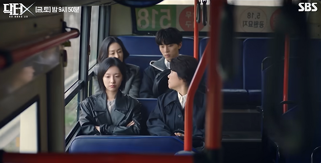 지난 24일 방영된 SBS 드라마 <닥터X : 하얀 마피아의 시대>의 주인공 ‘계수정’(김지원)과 동료들은 5·18 광주 민주화운동 피해자를 찾기 위해 광주로 내려가 518번 버스에 탑승한다. 유튜브 캡처
