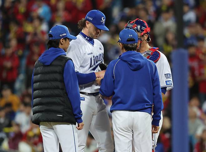 26일 대구 삼성라이온즈파크에서 열린 2026 신한 SOL KBO 포스트시즌 플레이오프 1차전 KIA 타이거즈와 삼성 라이온즈의 경기. 5회초 삼성 선발투수 페덱이 5실점 후 KIA 카스트로 타석을 앞두고 강판 당하고 있다.