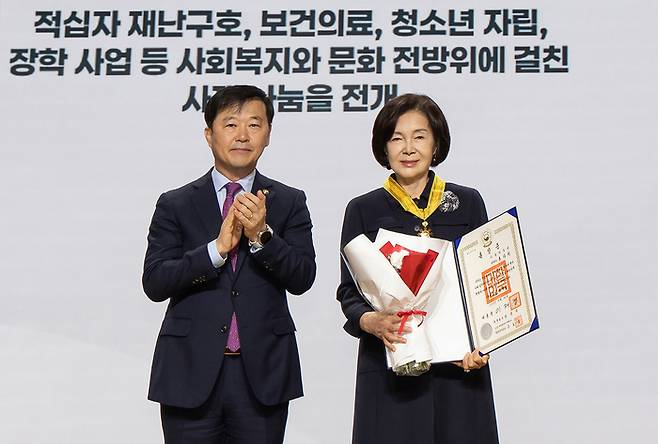 홍라희 명예관장이 국민훈장 동백장을 받고 이 상장을 펼쳐보이고 있다.  [리움]