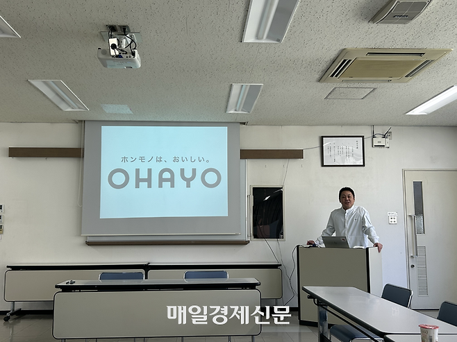 오하요유업 간토공장을 설명하는 고토 마사토 생산본부 간토 공장장 모습. [변덕호 기자]