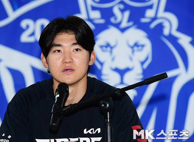 25일 오후 대구 삼성라이온즈파크에서 열릴 2026 신한 SOL KBO 포스트시즌(PS) KIA 타이거즈와 삼성 라이온즈의 플레이오프(PO·5전3선승제) 1차전이 우천으로 취소됐다. KIA 김도영이 취재진들과 인터뷰를 갖고 있다. 사진(대구)=김영구 기자