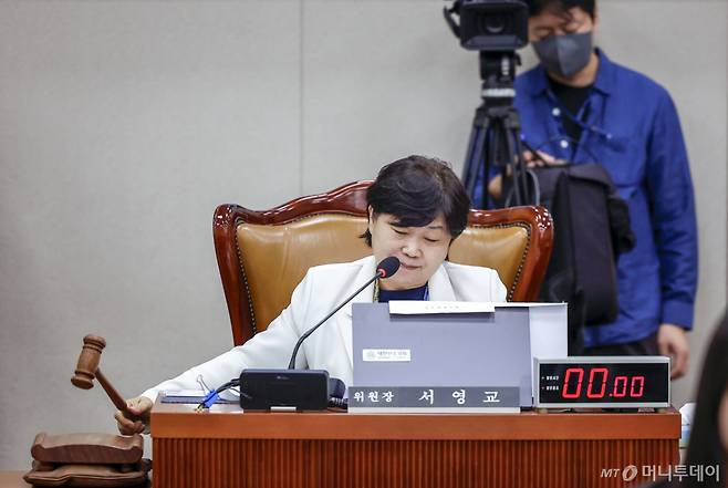 [서울=뉴시스] 정병혁 기자 = 서영교 국회 법제사법위원장이 22일 서울 여의도 국회에서 열린 법제사법위원회 전체회의에서 특별감찰관후보자(최길수) 인사청문경과보고서를 채택하며 의사봉을 두드리고 있다. 2026.10.22. jhope@newsis.com /사진=정병혁