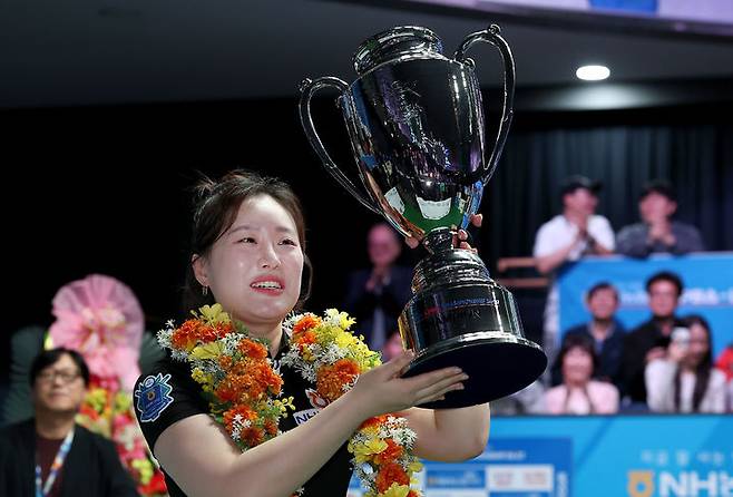 [서울=뉴시스]우승컵 들어올린 김보미. (사진=PBA 제공)