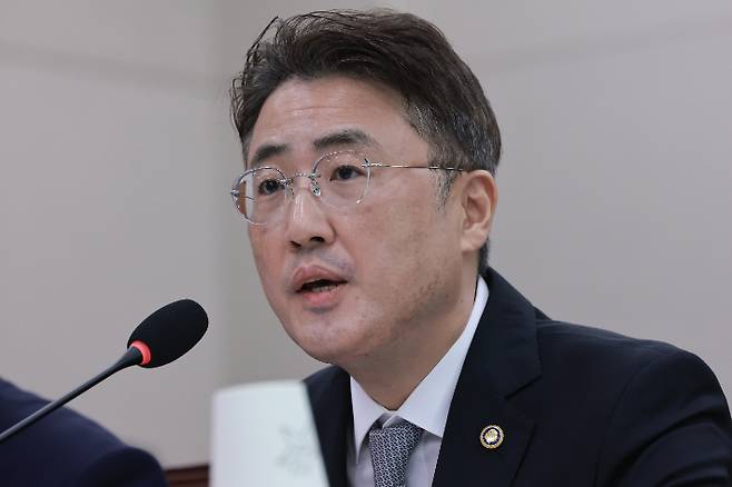이진수 법무부 장관 직무대행(차관)이 26일 국회 법제사법위원회에서 열린 법무부, 고위공직자범죄수사처, 대법원(법원행정처) 등에 대한 종합감사에서 법사위원 질의에 답하고 있다. 연합뉴스