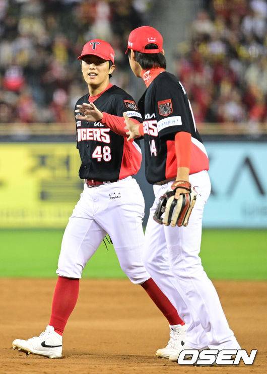 [OSEN=잠실, 최규한 기자] 20일 서울 잠실야구장에서 ‘2026 신한 SOL KBO 준플레이오프’ 3차전 LG 트윈스와 KIA 타이거즈의 경기가 열렸다.벼랑 끝에 몰린 LG는 카를로스 카라스코가 선발로 나선다. 광주 홈에서 열린 2경기를 모두 잡아낸 KIA는 시라카와 게이쇼를 선발로 내세웠다. 7회말 2사 만루 상황 LG 박해민을 내야 땅볼로 이끌며 실점없이 이닝을 마친 KIA 투수 이의리가 2루수 김규성과 인사를 나누고 있다. 2026.10.20 / dreamer@osen.co.kr